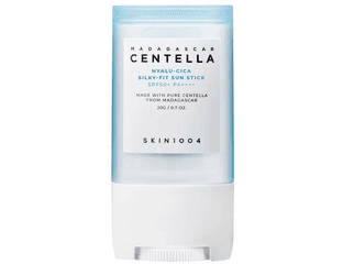Солнцезащитный стик с шёлковым финишем SKIN1004 Hyalu-Cica Silky-Fit Sun Stick SPF50+ PA++++ Объём: 7 г — фото 1