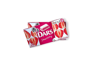 Шоколад Morinaga DARS белый “Ароматная клубника” (12 шт, 46 г) — фото 1