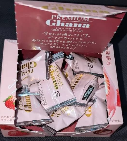 Lotte Premium Ghana Шоколадные конфеты с малиново-клубничным суфле 56 гр, Япония — миниатюра 4